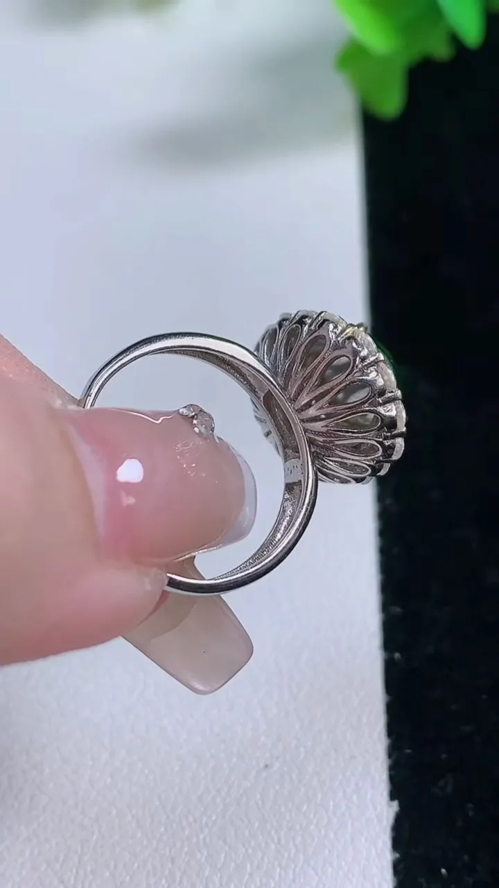 天然A货翡翠蛋面戒指，尺寸11-8.6-10.2，重量:4.37g2026年1月3日
工厂直销收藏佳品,种好水足，色泽均匀，有种有色，上手高大气！