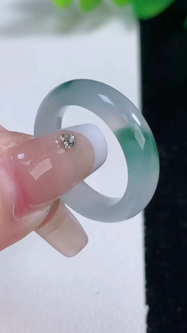 天然A货翡翠冰种飘花指环 戒指，尺寸17-5.2-3.4，重量:3.84g2026年1月3日
工厂直