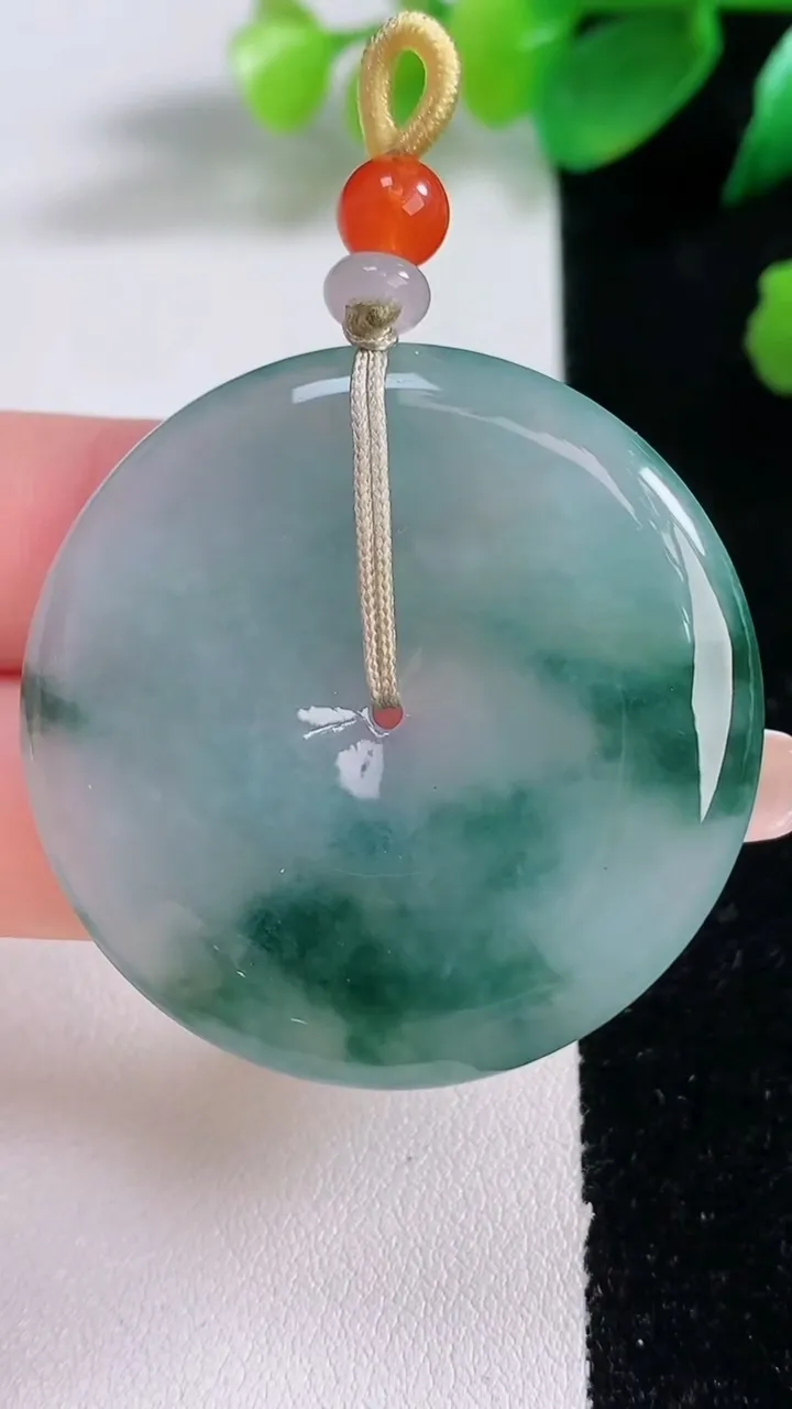 天然A货翡翠冰种飘花平安扣吊坠，尺寸39.7-5.5，重量:20.68g
1月3日