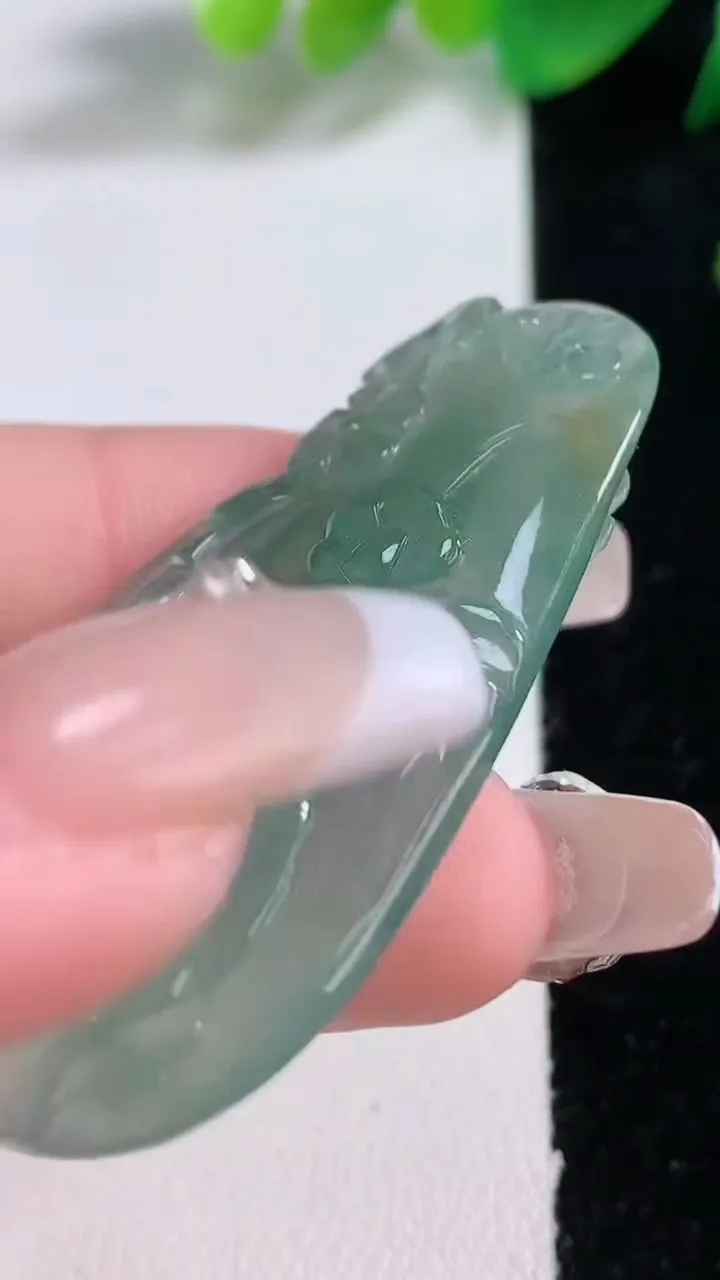 天然A货翡翠一路发 梅花鹿吊坠，尺寸50.7-26.2-6，重量:15.82g
1月3日