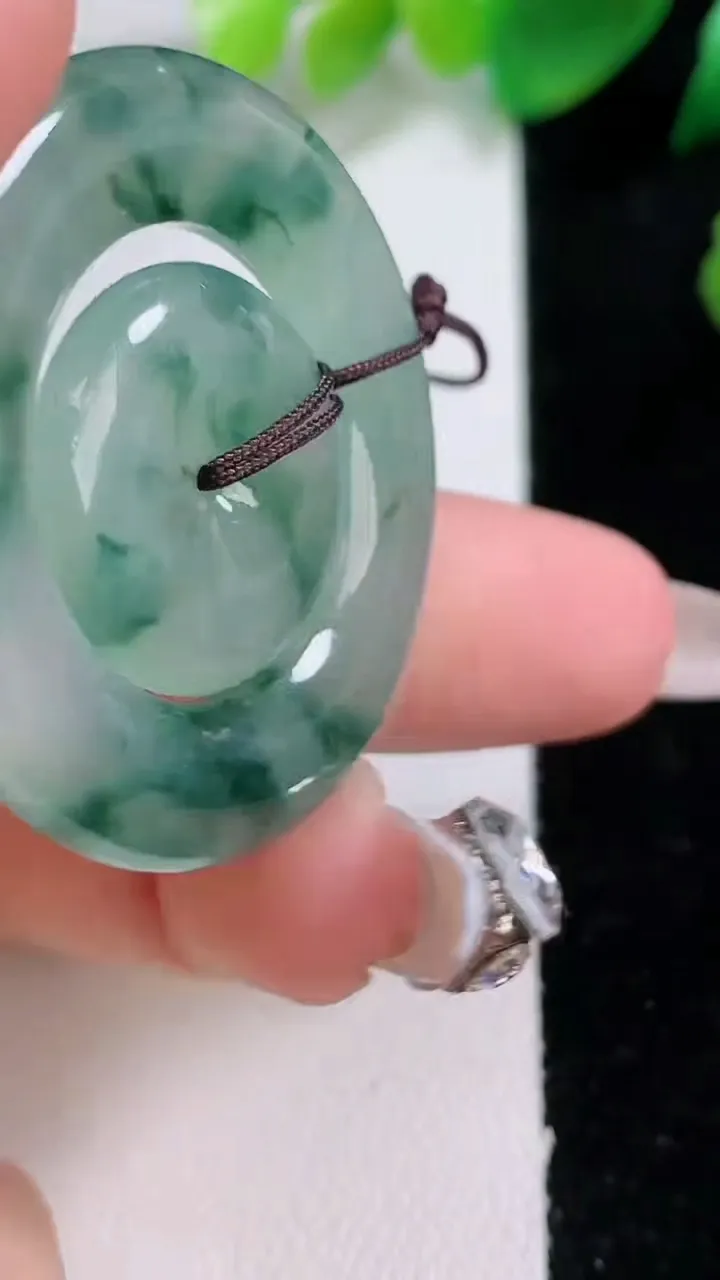 天然A货翡翠冰种飘花母子平安扣吊坠，尺寸37.5-4.5，重量:13.46g
1月3日