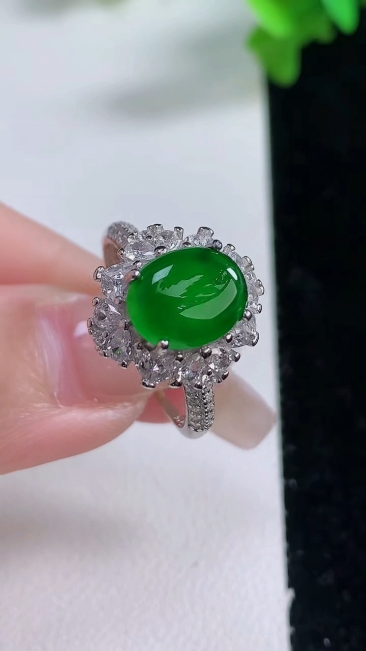 天然A货翡翠蛋面戒指，尺寸9.5-7.7-8.6，重量:3.30g2026年1月3日
工厂直销收藏佳品,种好水足，色泽均匀，有种有色，上手高大气！