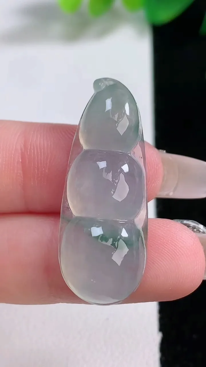 天然A货翡翠冰种飘花福豆吊坠，尺寸35.4-13.3-6.7，重量:5.43g
1月3日