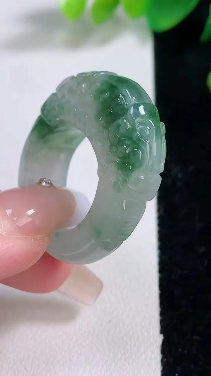 天然A货翡翠冰种飘花龙头扳指 戒指，尺寸19.3-11-9，重量:16.87g2026年1月3日
工厂直销收藏佳品,种好水足，色泽均匀，有种有色，上手高大气！