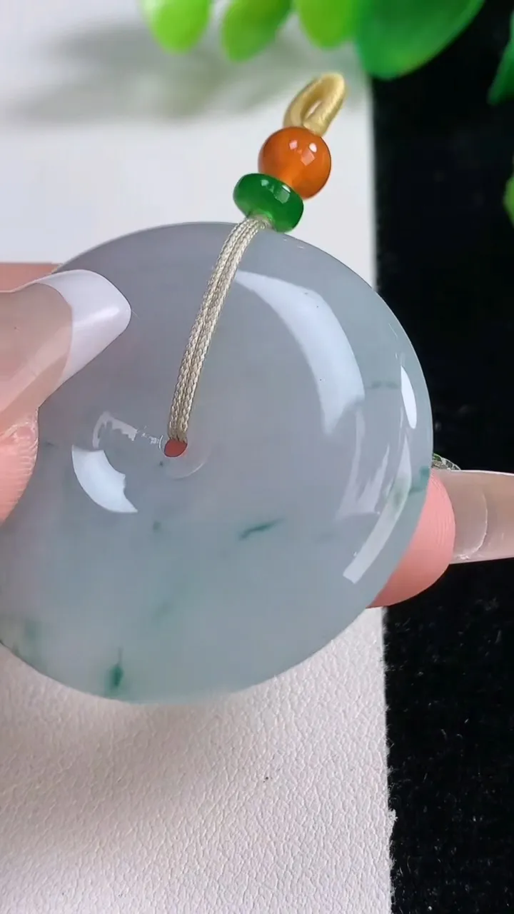 天然A货翡翠冰种飘花平安扣吊坠，尺寸39.6-5.7，重量:20.81g
1月3日