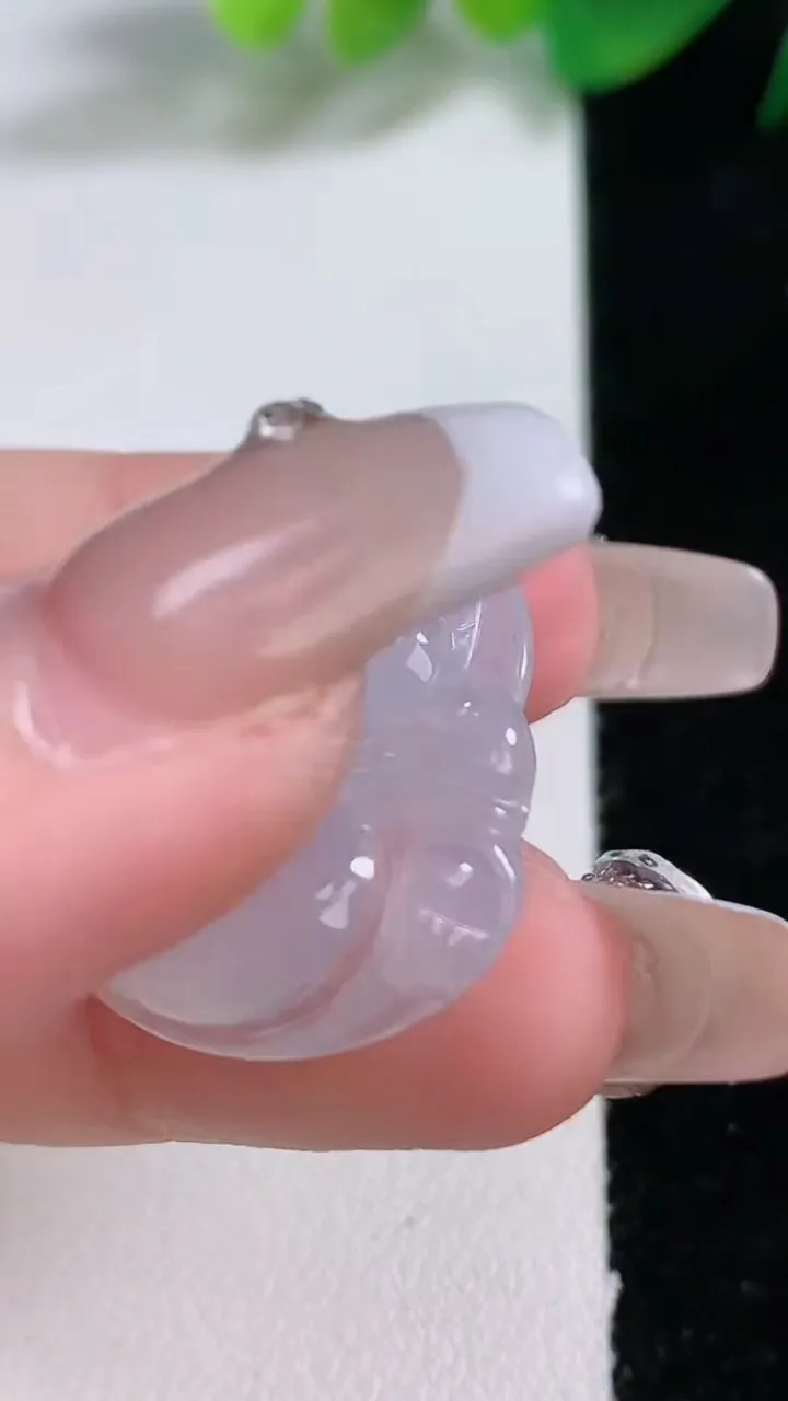 天然A货翡翠种白冰佛公吊坠，尺寸25.2-27.7-5.2，重量:5.52g
1月3日