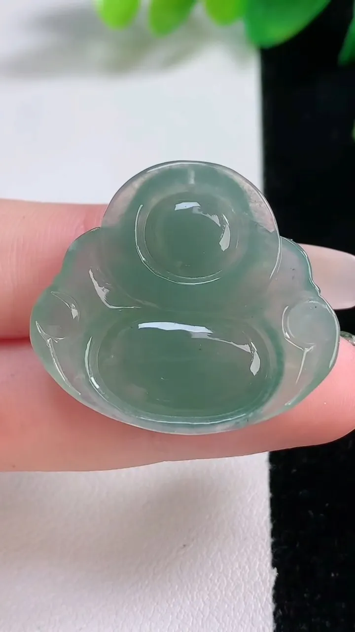 天然A货翡翠佛公吊坠，尺寸28.3-31.8-6.6，重量:8.24g
1月3日