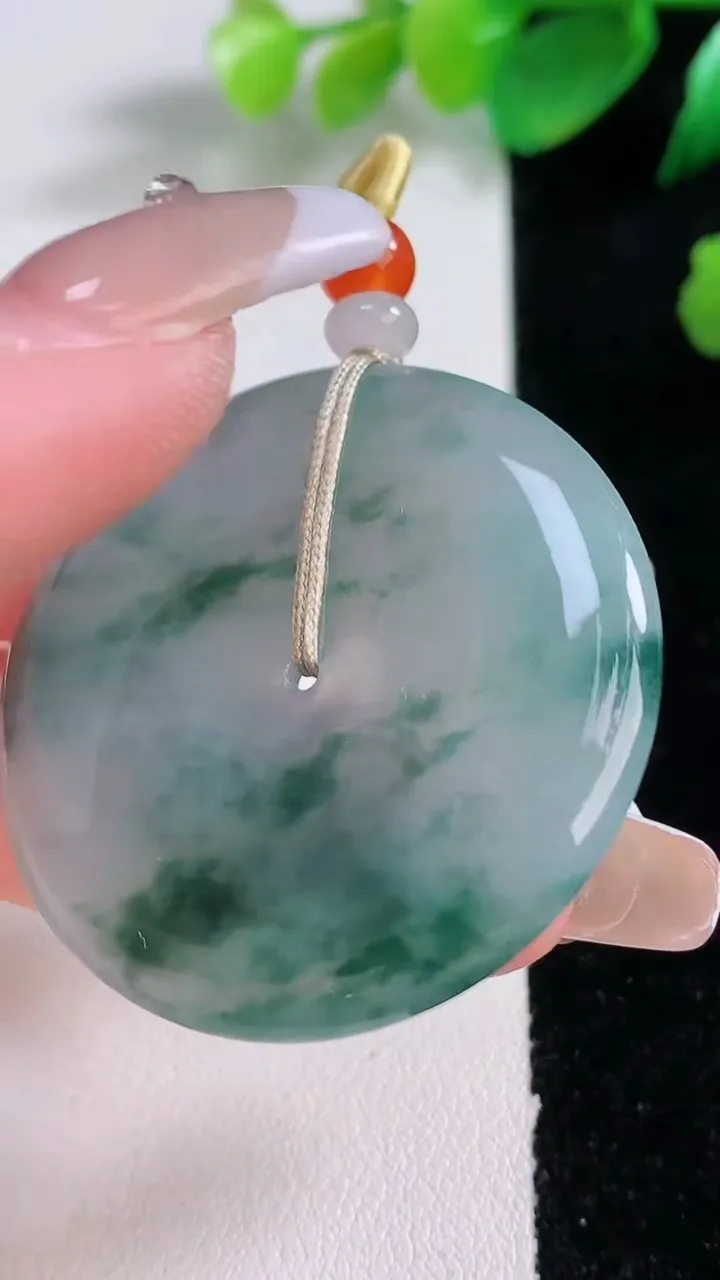 天然A货翡翠冰种飘花平安扣吊坠，尺寸39.7-5.5，重量:20.68g
1月3日