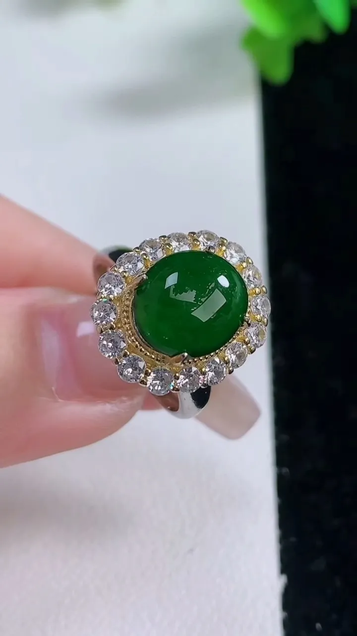 天然A货翡翠蛋面戒指，尺寸11-8.6-10.2，重量:4.37g2026年1月3日
工厂直销收藏佳品,种好水足，色泽均匀，有种有色，上手高大气！