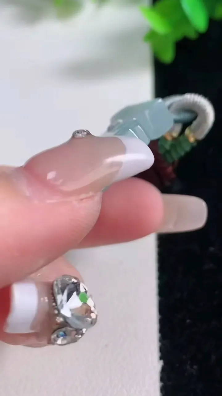 天然A货翡翠仿古无事牌吊坠，尺寸51.2-27-5.8，重量:30.59g
1月4日