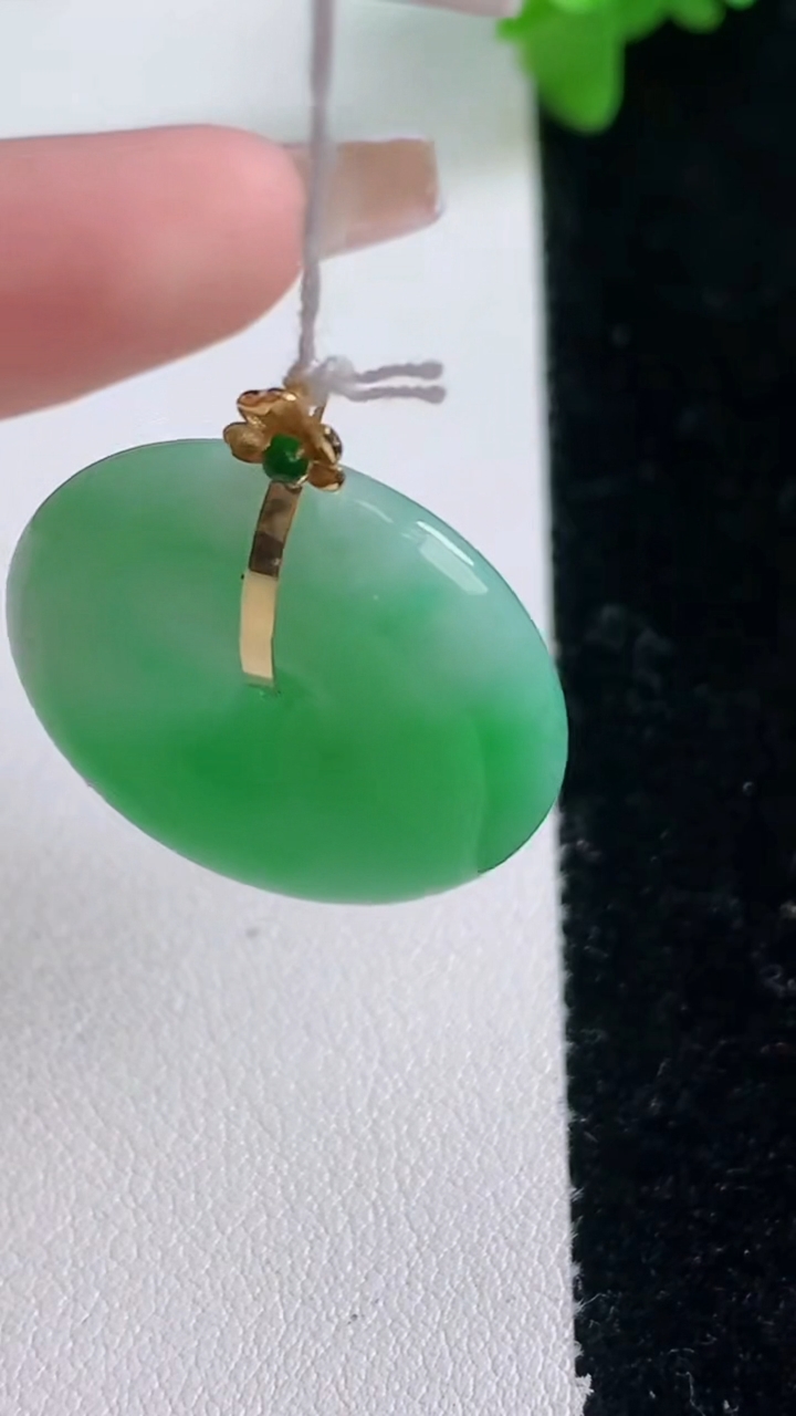 天然A货翡翠平安扣吊坠，尺寸25-6，重量:8.57g
1月4日