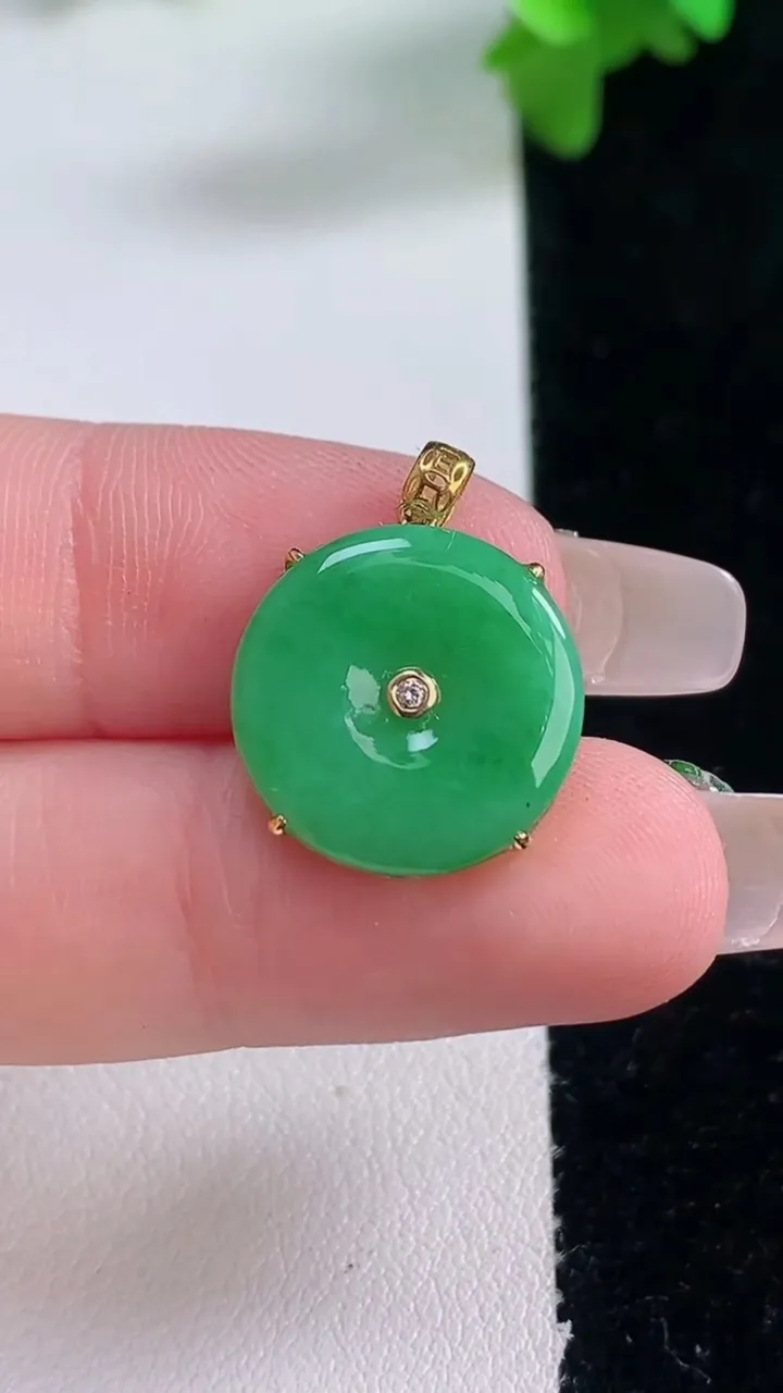 天然A货翡翠平安扣吊坠，尺寸15.7-2.6，重量:1.76g
1月4日