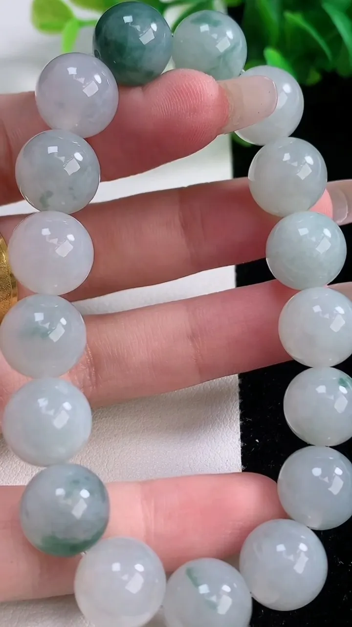 天然A货翡翠飘花圆珠手串，尺寸11.7-17颗，重量:51.08g1月4日
工厂直销收藏佳品,种好水足，色泽均匀，有种有色，上手高大气！