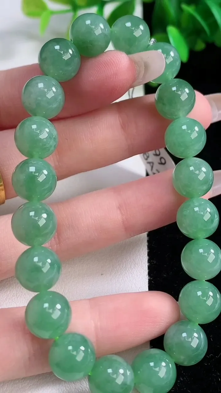 天然A货翡翠圆珠手串，尺寸10-20颗，重量:34.24g1月4日
工厂直销收藏佳品,种好水足，色泽