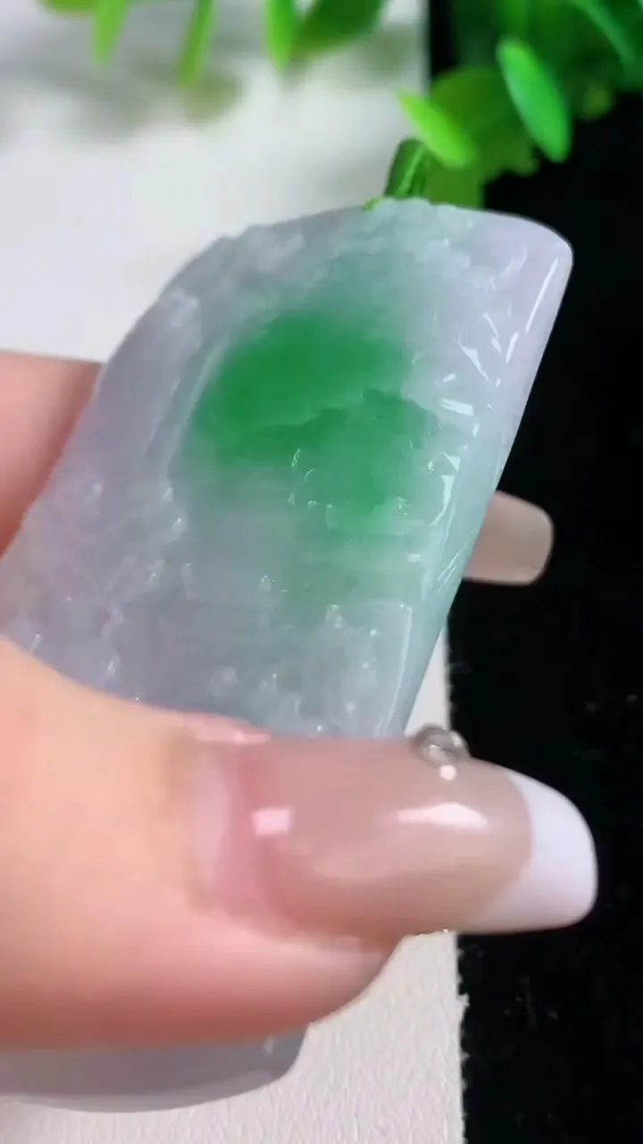 天然A货翡翠山水牌吊坠，尺寸68-43.3-5.6，重量:39.95g
1月4日