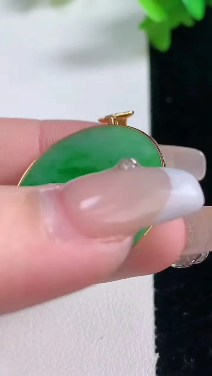 天然A货翡翠无事牌吊坠，尺寸27.5-2.5，重量:5.98g
1月4日