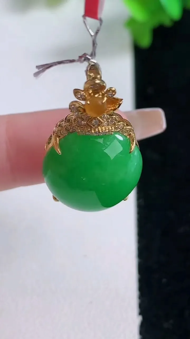 天然A货翡翠蛋面吊坠，尺寸27.5-17-16.2，重量:6.20g
1月4日