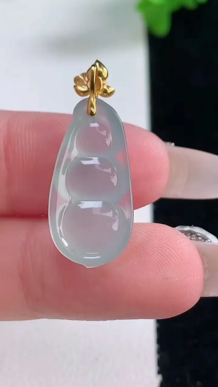 天然A货翡翠福豆吊坠，尺寸23.4-10.7-4.2，重量:1.79g
1月4日