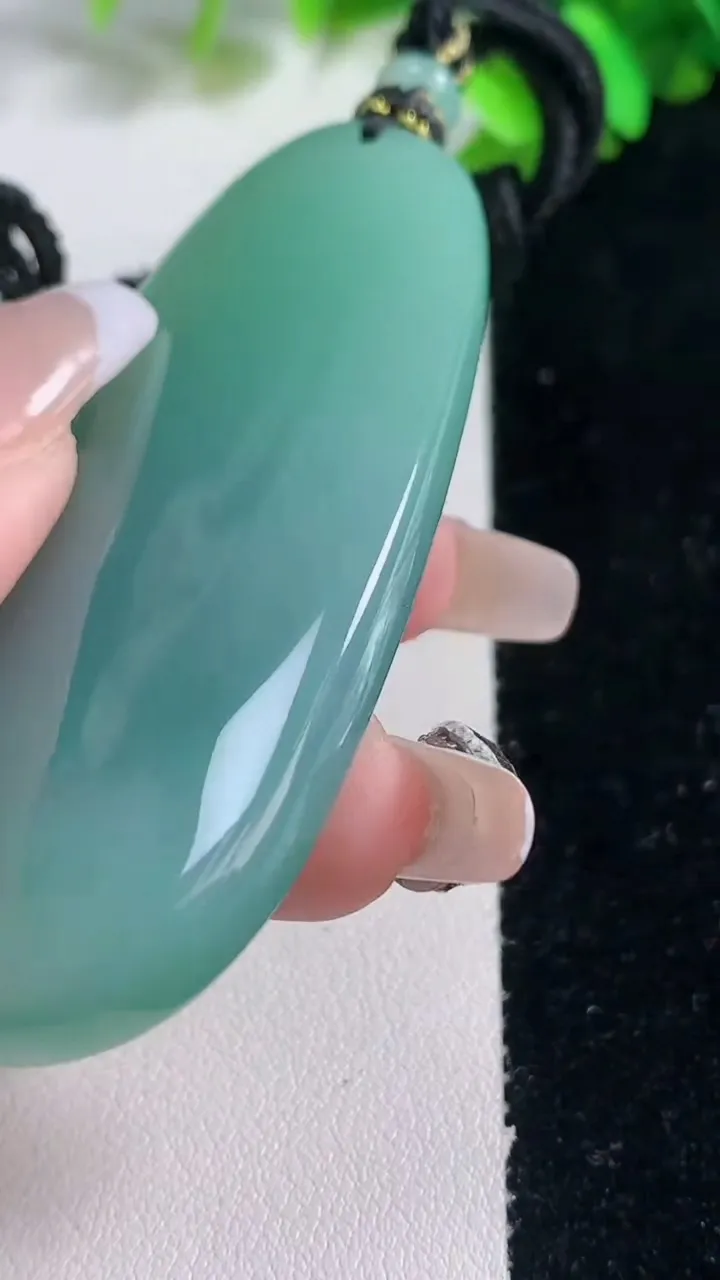 天然A货翡翠观音菩萨吊坠，尺寸71.5-31.2-10.3，重量:49.56g
1月4日