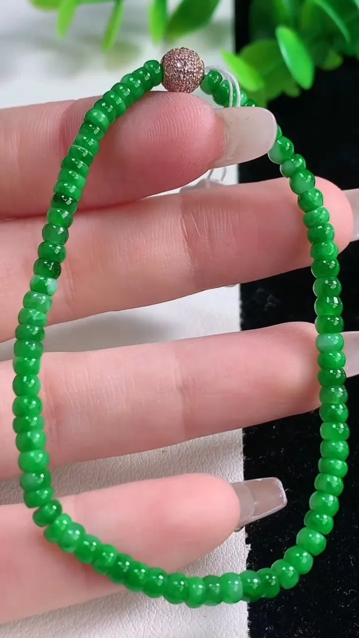 天然A货翡翠算盘珠手串，尺寸3.6-2.7，重量:5.58g1月4日
工厂直销收藏佳品,种好水足，色泽均匀，有种有色，上手高大气！