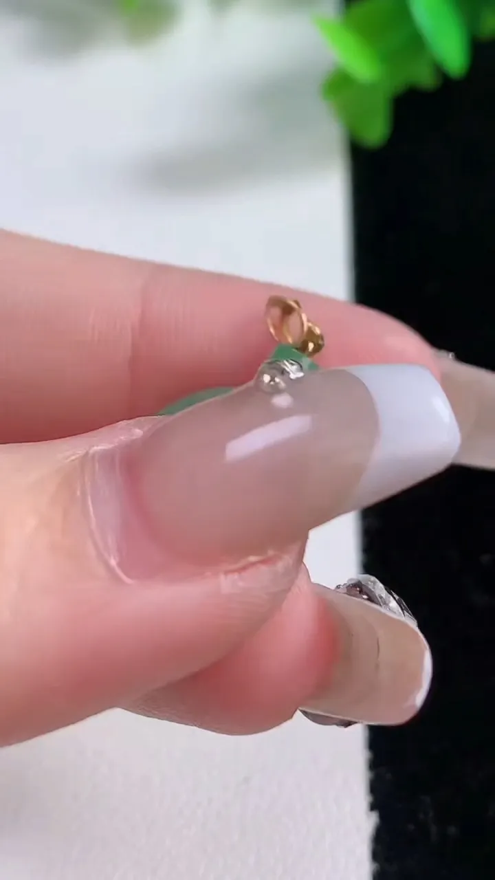 天然A货翡翠平安环吊坠，尺寸14.8-2.7，重量:1.40g
1月4日