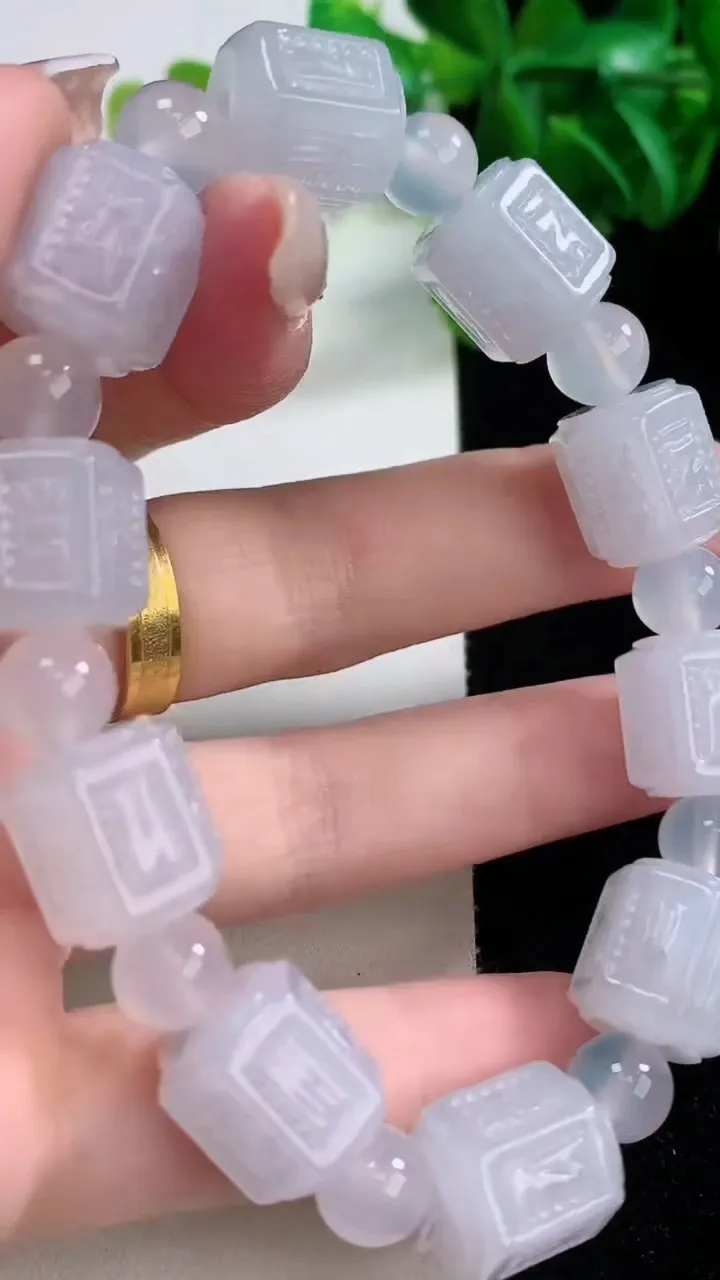 天然A货翡翠六字真言 路路通手串，尺寸12.8-11.7-10颗，重量:51.35g1月4日
工厂直销收藏佳品,种好水足，色泽均匀，有种有色，上手高大气！