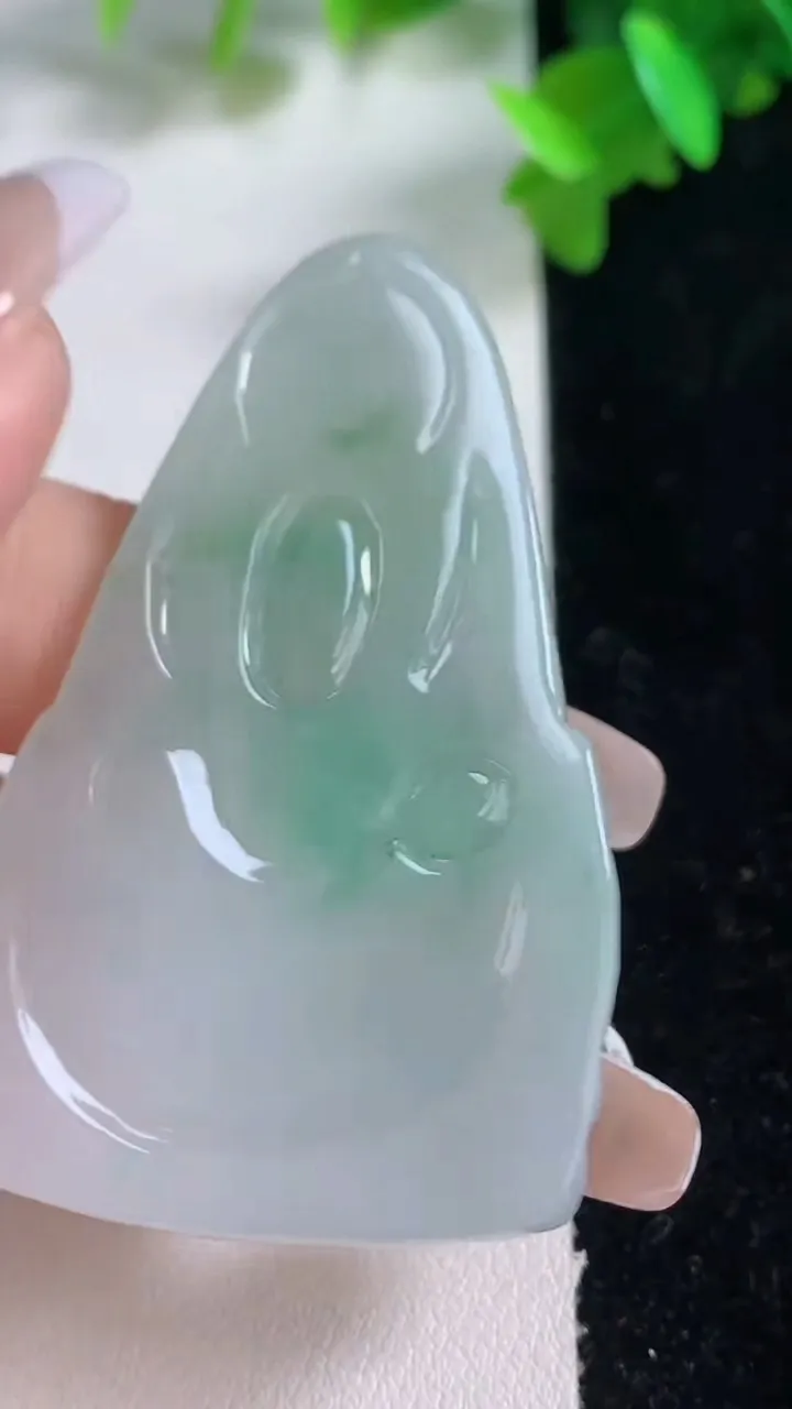 天然A货翡翠观音菩萨吊坠，尺寸58-35.7-4.7，重量:21.22g
1月4日