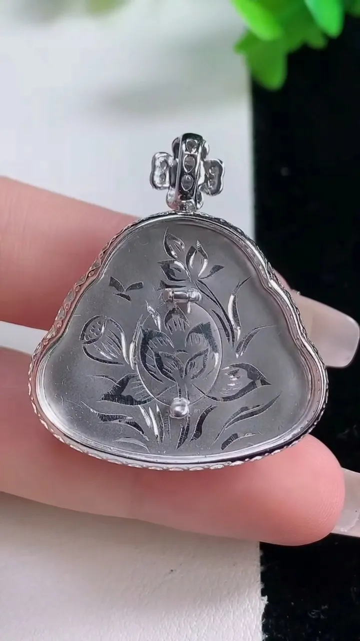 天然A货翡翠种白冰佛公吊坠，尺寸36.3-32.2-8.7，裸石25.4-29.8重量:9.56g
1月4日