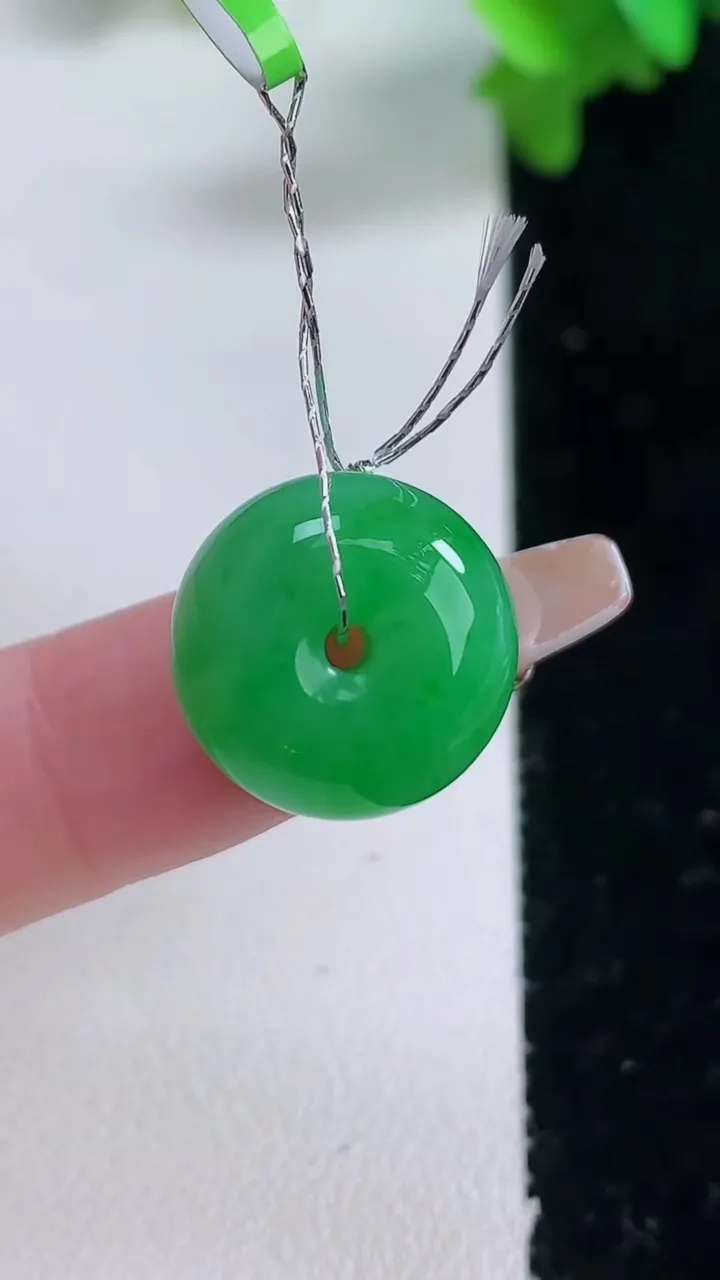 天然A货翡翠路路通吊坠，尺寸15.5-9.6，重量:5.58g
1月4日