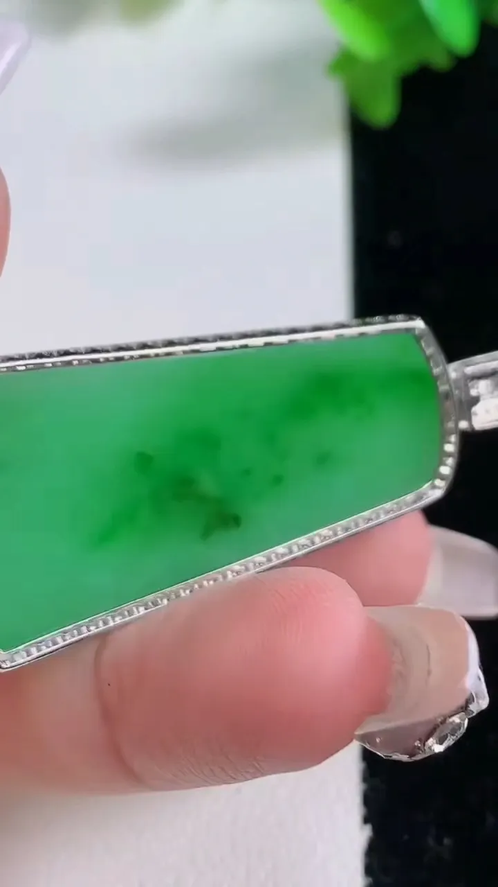 天然A货翡翠无事牌吊坠，尺寸48.8-22-3，裸石39.4-21.2重量:7.22g
1月4日