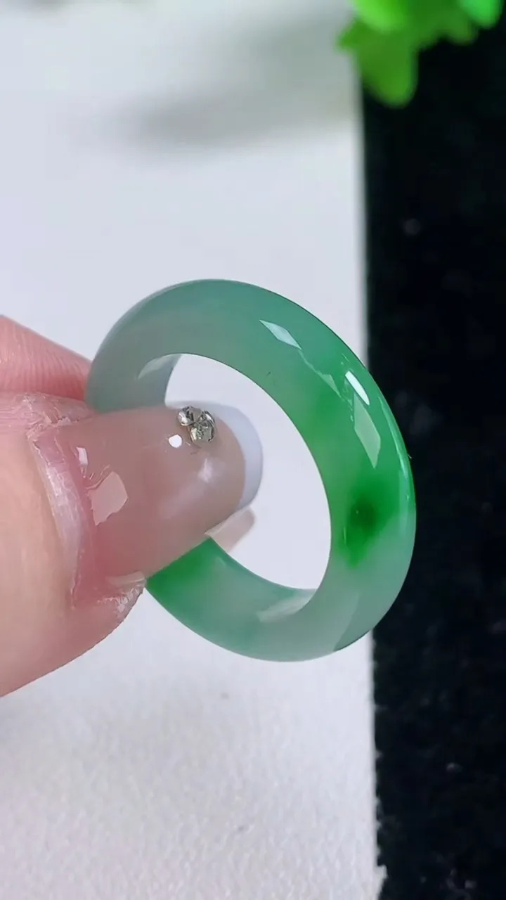 天然A货翡翠指环戒指，尺寸18.5-5.7-3.4，重量:4.36g2026年1月4日
工厂直销收藏佳品,种好水足，色泽均匀，有种有色，上手高大气！
