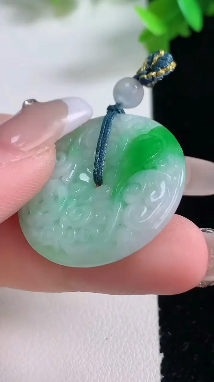 天然A货翡翠雕花平安扣吊坠，尺寸30.3-5，重量:9.61g
1月4日