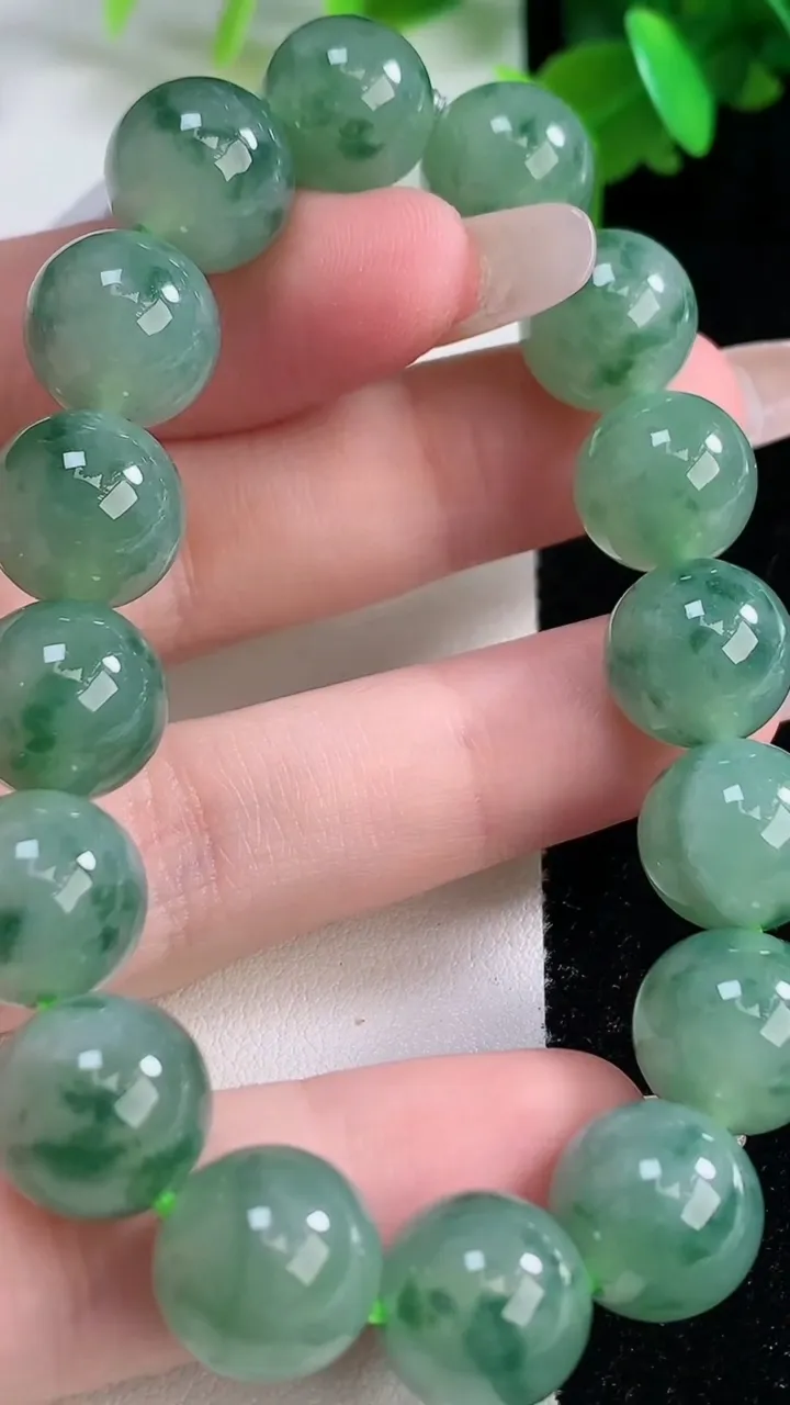 天然A货翡翠种飘花圆珠手串，尺寸11.7-16颗，重量:46.68g1月4日
工厂直销收藏佳品,种好水足，色泽均匀，有种有色，上手高大气！