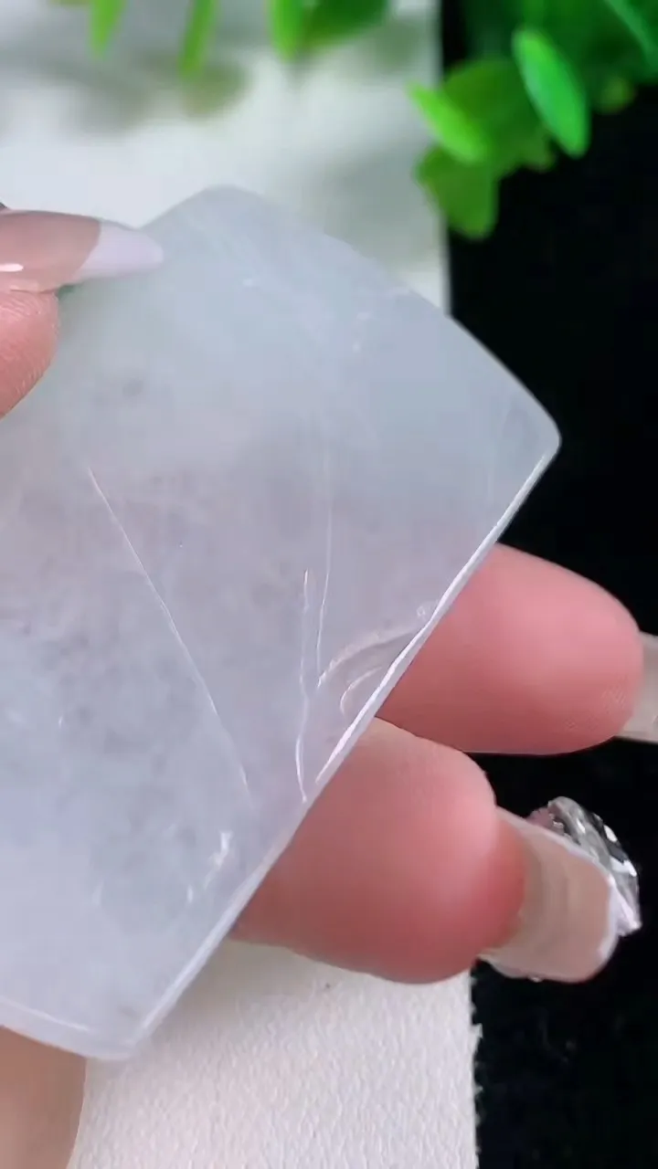 天然A货翡翠冰种飘花不动明王吊坠，尺寸61.4-37.3-3.6，重量:22.95g
1月4日