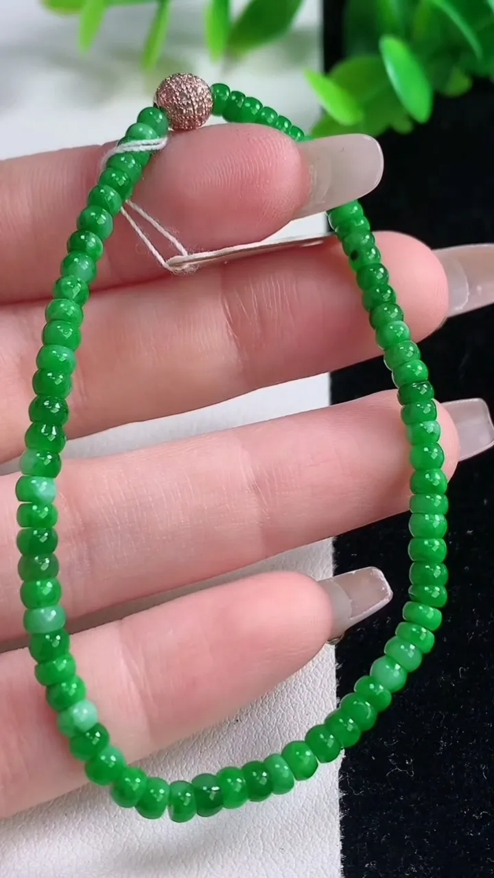 天然A货翡翠算盘珠手串，尺寸3.6-2.7，重量:5.58g1月4日
工厂直销收藏佳品,种好水足，色泽均匀，有种有色，上手高大气！