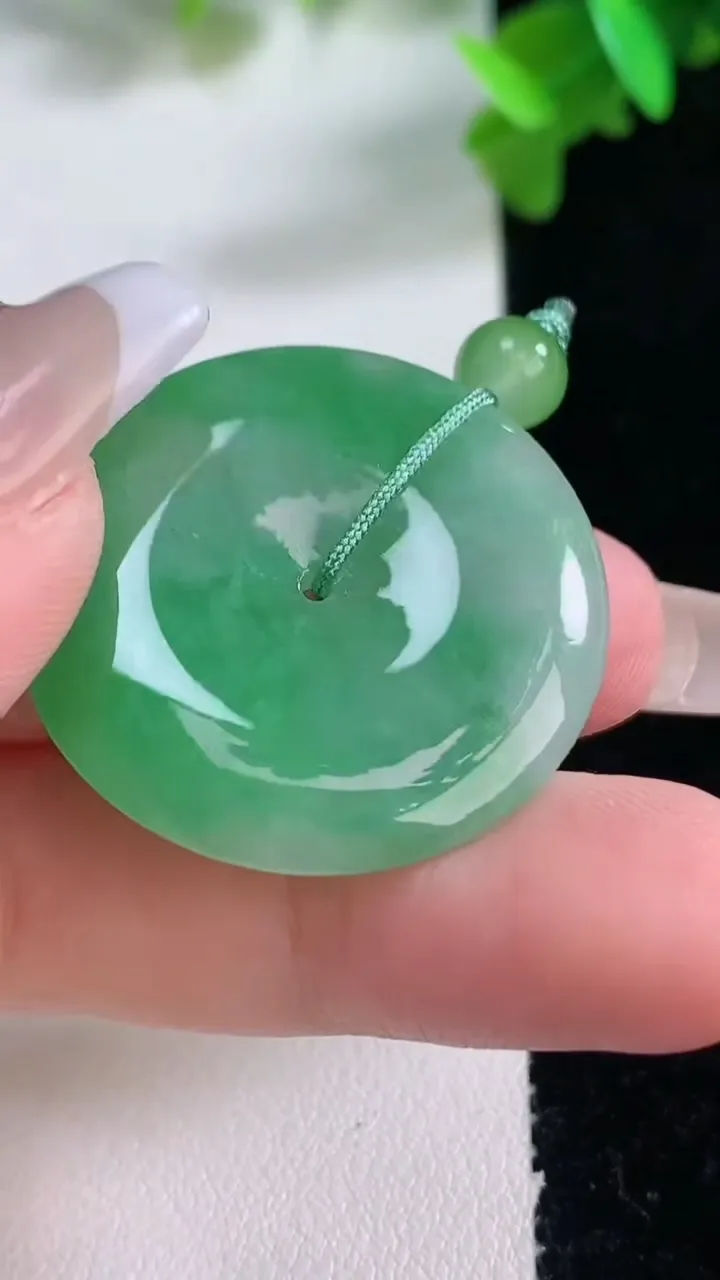 天然A货翡翠平安扣吊坠，尺寸31-4.2，重量:9.66g
1月4日