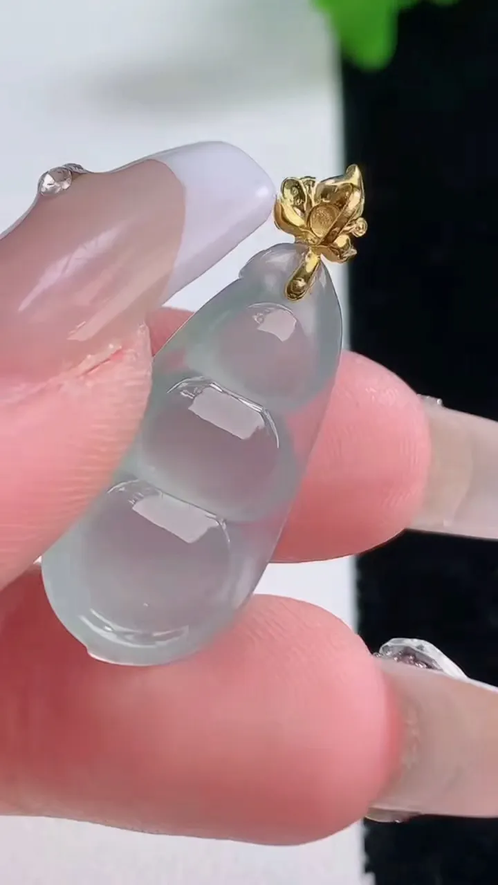 天然A货翡翠福豆吊坠，尺寸23.6-12.2-4，重量:2.22g
1月4日