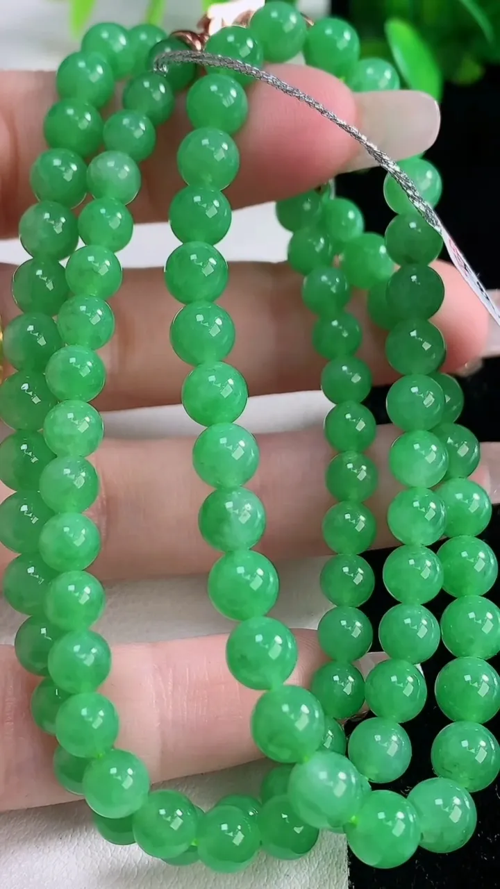 天然A货翡翠圆珠项链，尺寸6-95颗，重量:35.43g1月4日
工厂直销收藏佳品,种好水足，色泽均匀，有种有色，上手高大气！