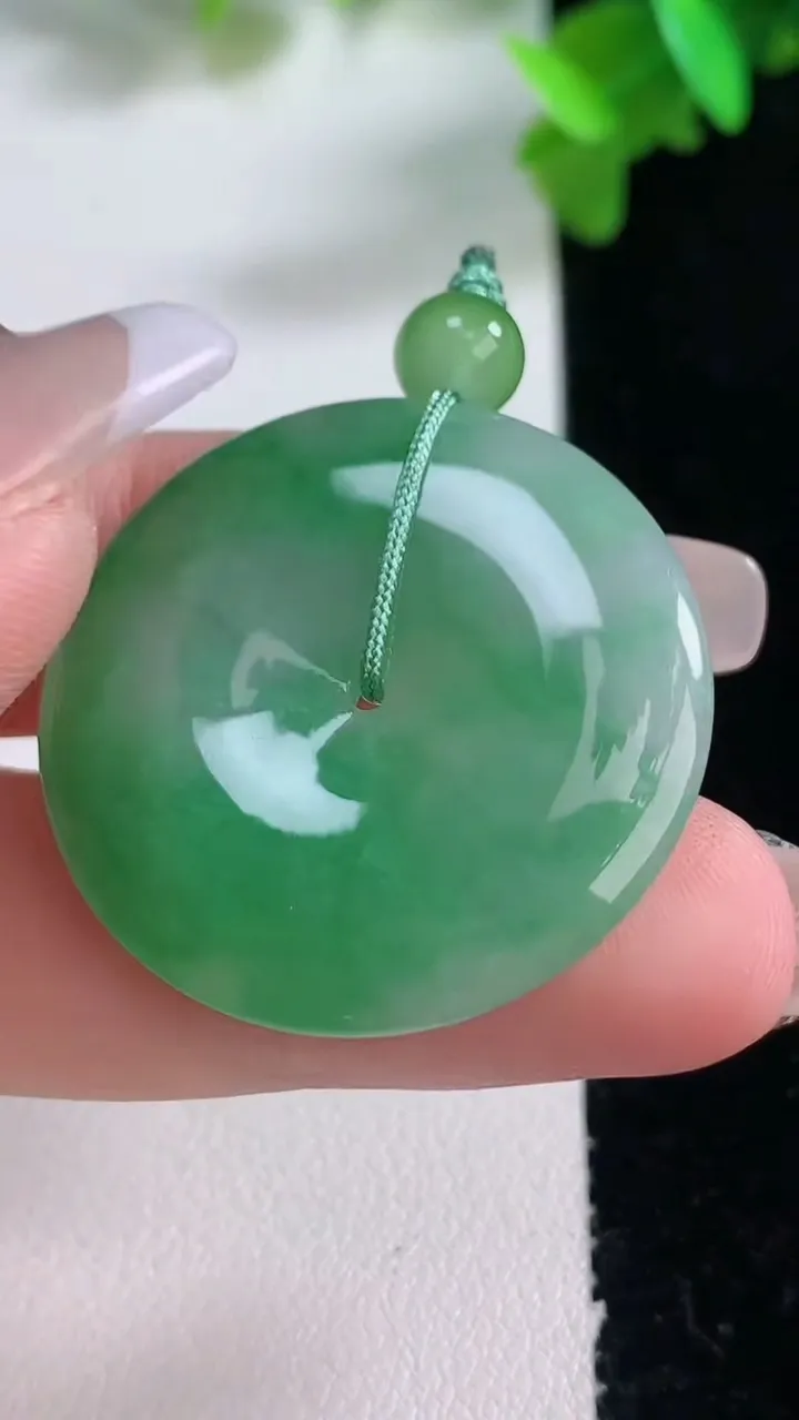 天然A货翡翠平安扣吊坠，尺寸31-4.2，重量:9.66g
1月4日