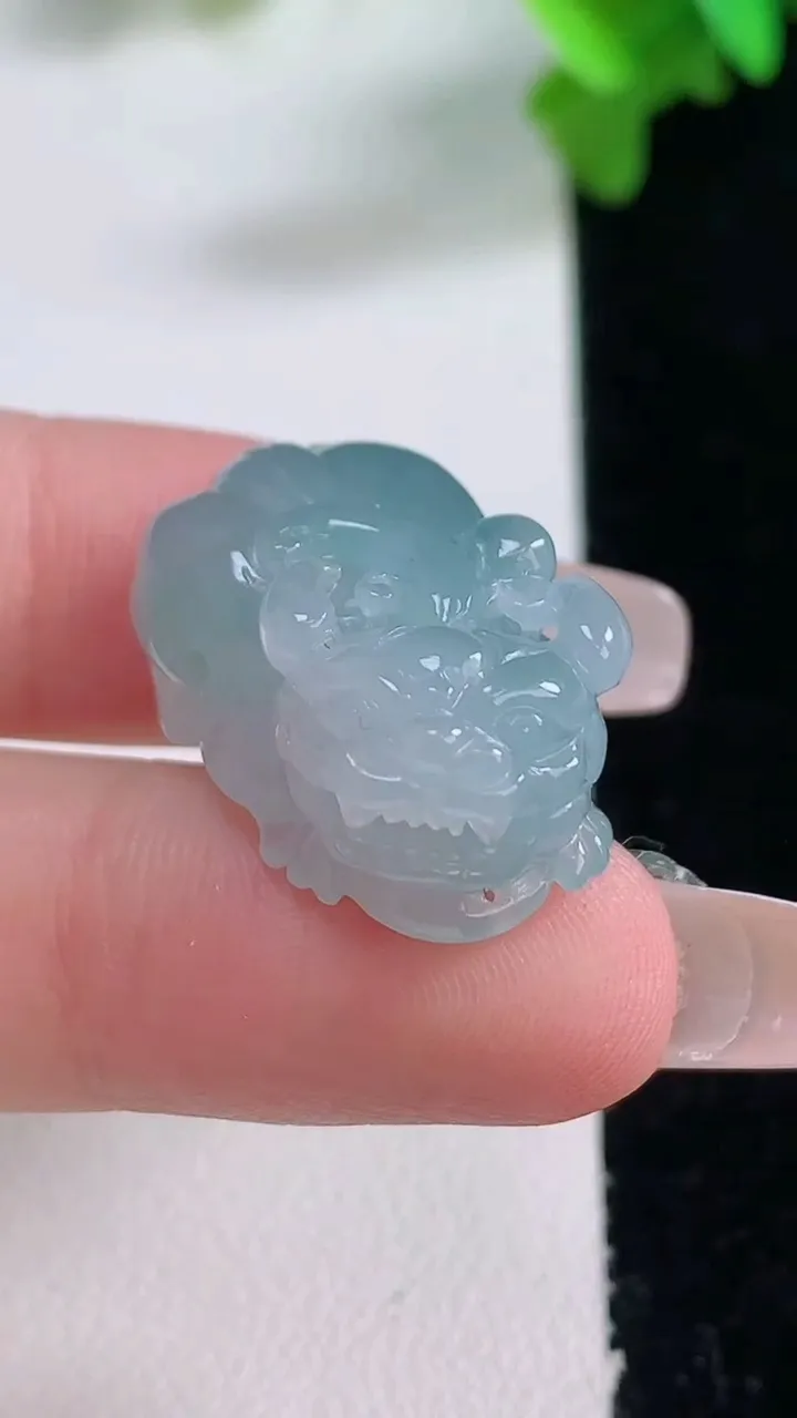 天然A货翡翠飘花貔貅吊坠，尺寸23.6-15.4-11.3，重量:9.05g
1月4日