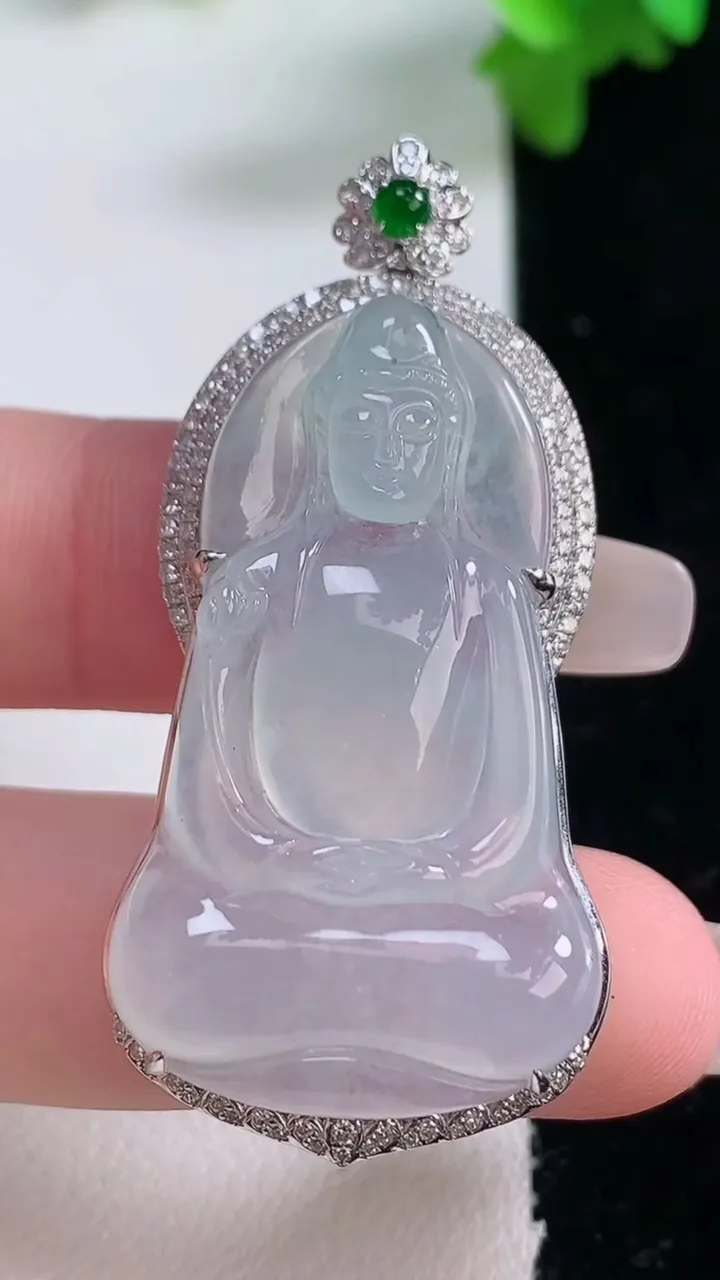 天然A货翡翠种白冰大势至菩萨吊坠，尺寸49.6-23-10.2裸石38-22.7重量:12.18g
1月4日
