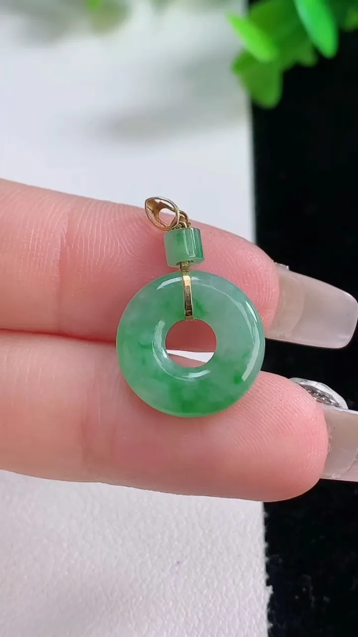 天然A货翡翠平安环吊坠，尺寸14.8-2.7，重量:1.40g
1月4日