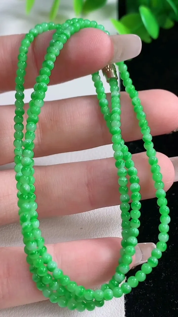 天然A货翡翠小米珠项链，尺寸2.5-232颗，重量:6.61g1月4日
工厂直销收藏佳品,种好水足，色泽均匀，有种有色，上手高大气！