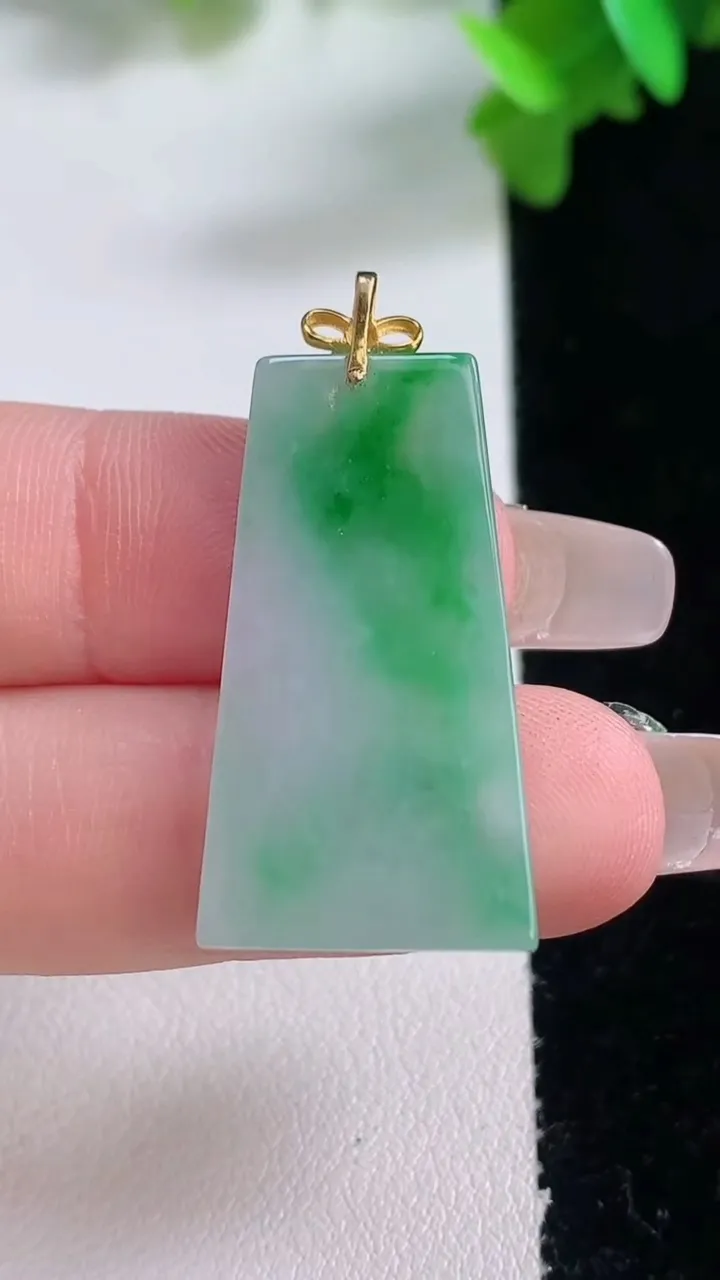 天然A货翡翠无事牌吊坠，尺寸30.6-16.6-2.6，重量:4.07g
1月4日