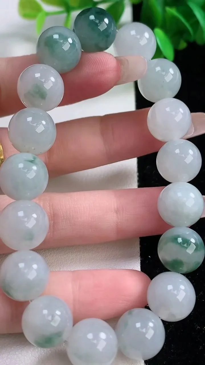 天然A货翡翠飘花圆珠手串，尺寸11.7-17颗，重量:51.08g1月4日
工厂直销收藏佳品,种好水足，色泽均匀，有种有色，上手高大气！