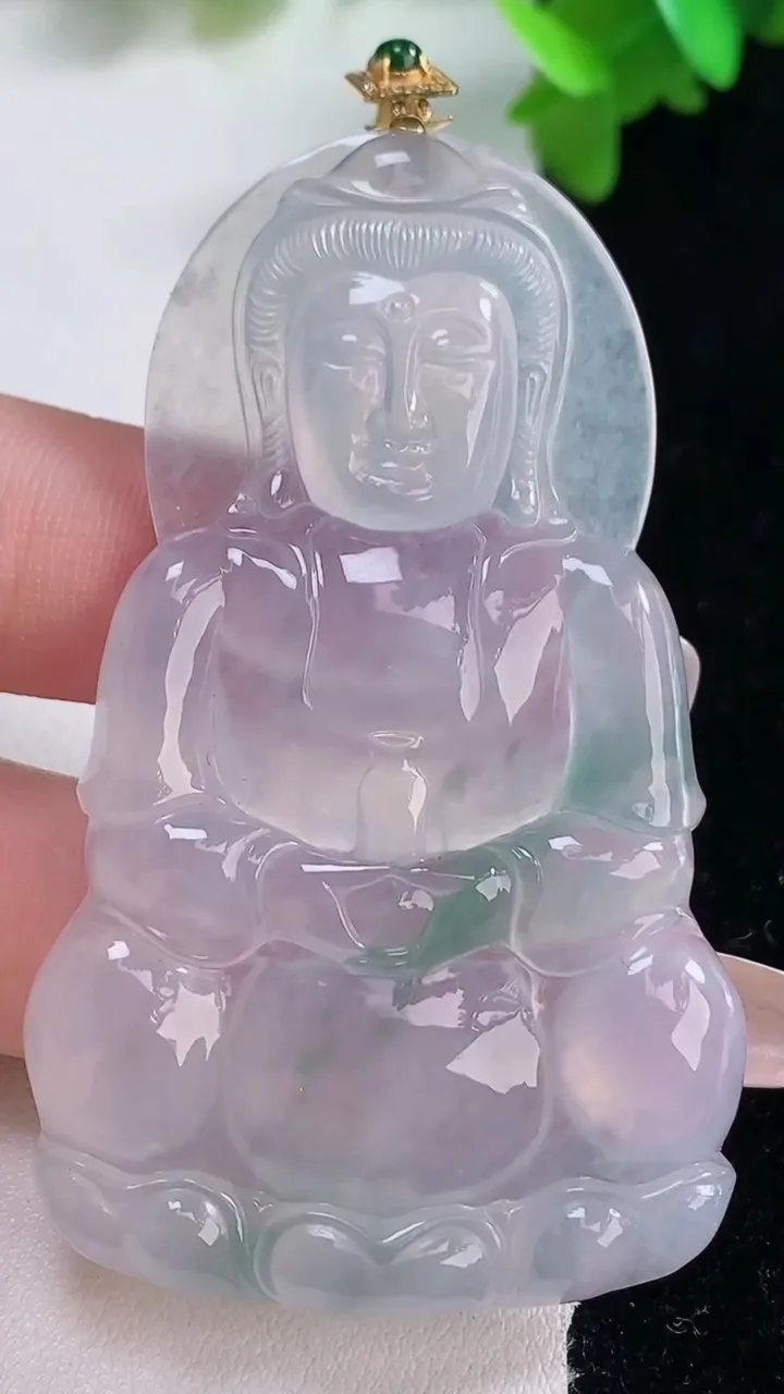天然A货翡翠种飘花观音菩萨吊坠，尺寸63-37.3-5.2，重量:24.64g
1月4日