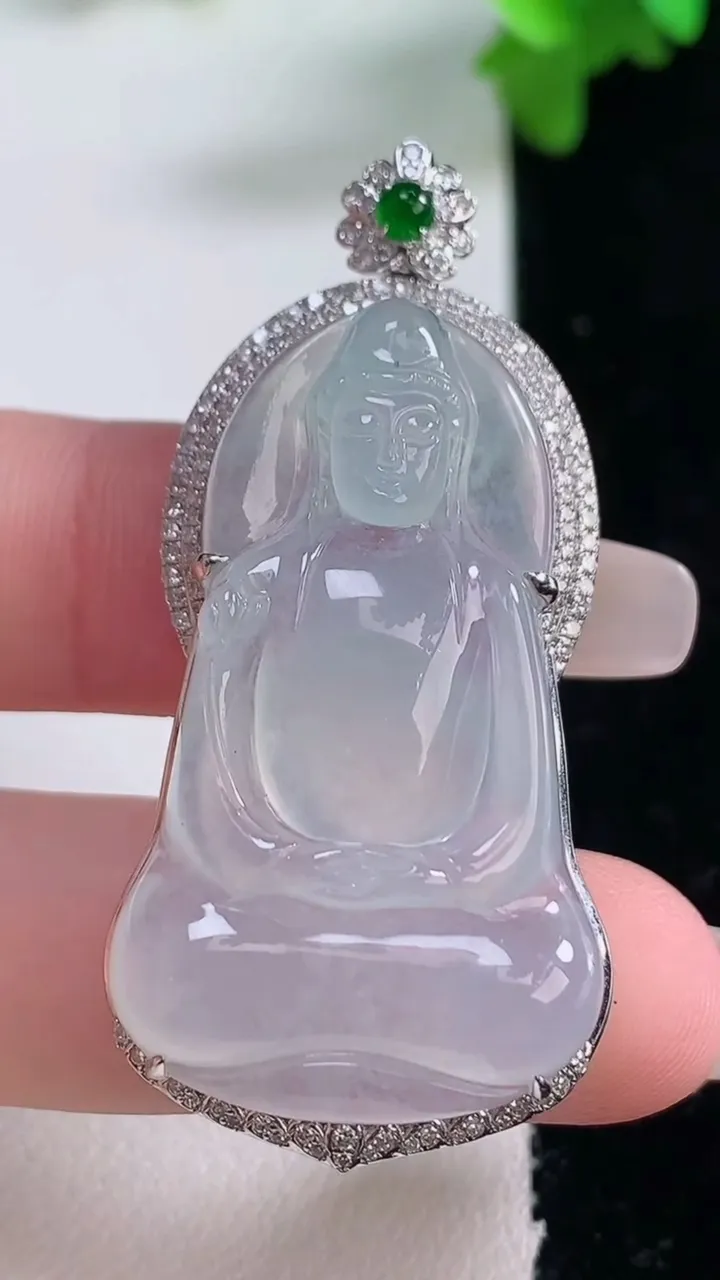 天然A货翡翠种白冰大势至菩萨吊坠，尺寸49.6-23-10.2裸石38-22.7重量:12.18g
1月4日