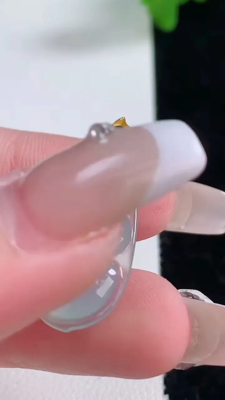 天然A货翡翠福豆吊坠，尺寸23.6-12.2-4，重量:2.22g
1月4日