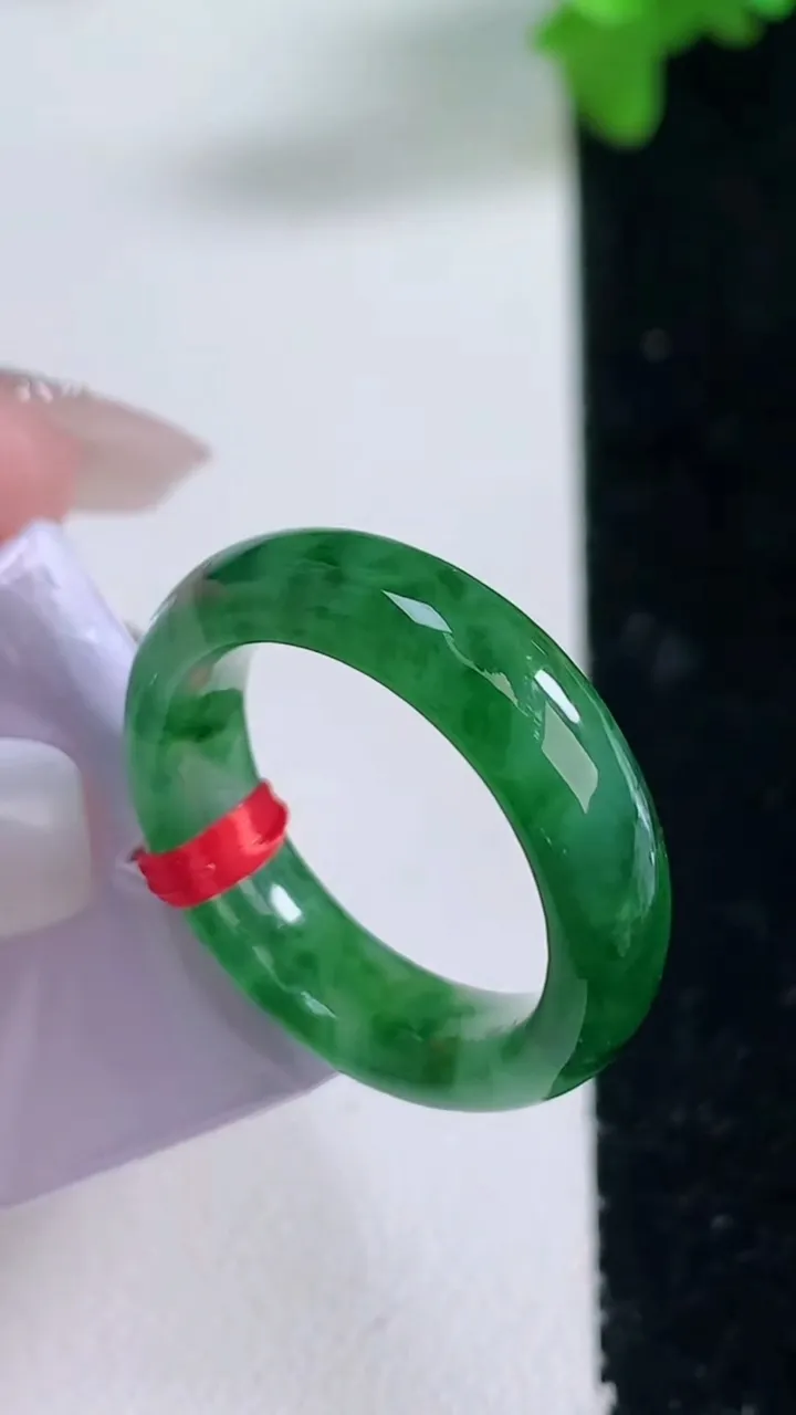 天然A货翡翠种飘花指环戒指，尺寸17.3-5.6-3.3，重量:5.34g2026年1月4日
工厂直销收藏佳品,种好水足，色泽均匀，有种有色，上手高大气！
