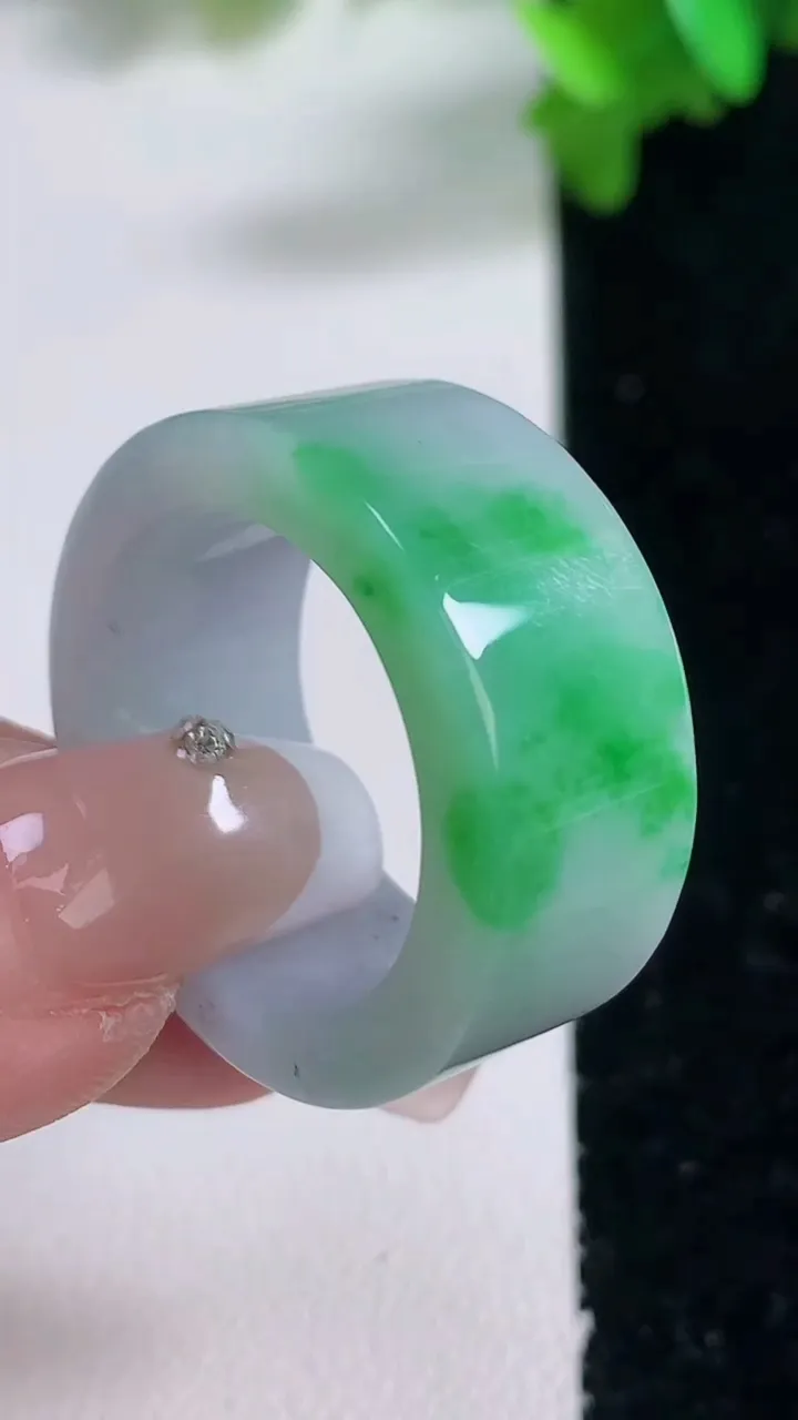 天然A货翡翠指环扳指，尺寸20.5-11.7-3.7，重量:13.11g2026年1月4日
工厂直销